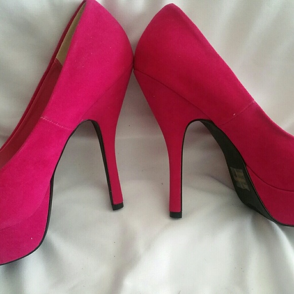 Heels - Picture 2 of 4